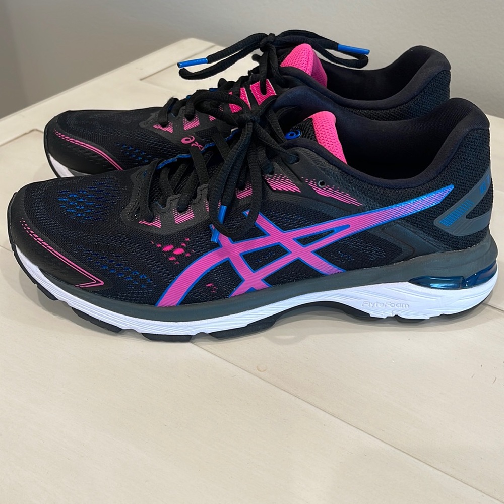ASICS GT 2000 black/pink running sneakers in excellent condition. Size 9
